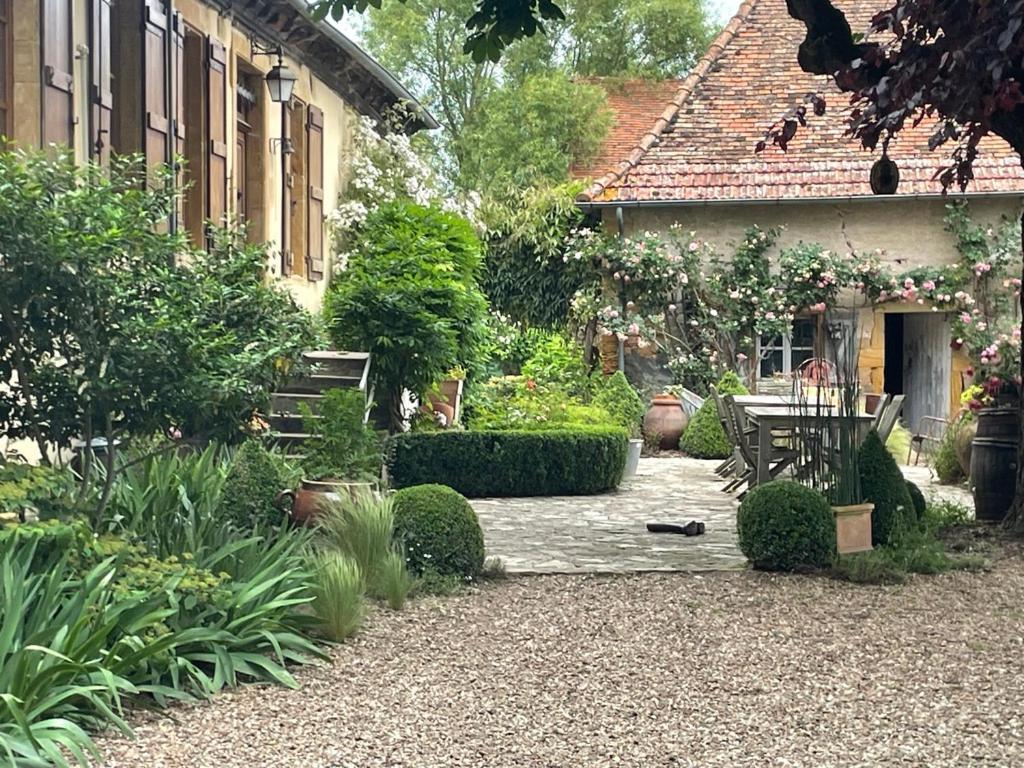 Les Jardins Des Soussilanges Bed & Breakfast Ceron Exterior photo